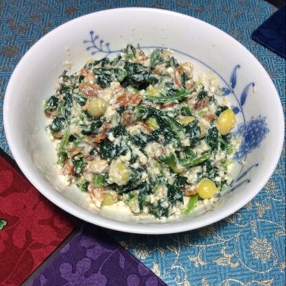 白和えの素を使わず、絹ごし豆腐、味噌、砂糖、すりごまだけで作れました。味の濃さも調節できて、美味しく出来た。ほうれん草と柿と銀杏の実の白和えにしてみました。